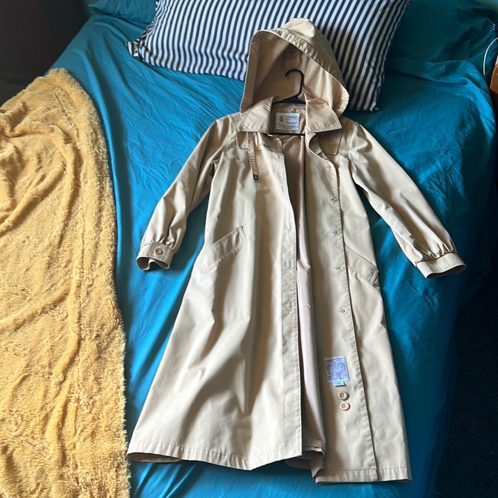 Yellow hooded London dog maincoat in wonderful condition. Missing the waist tie